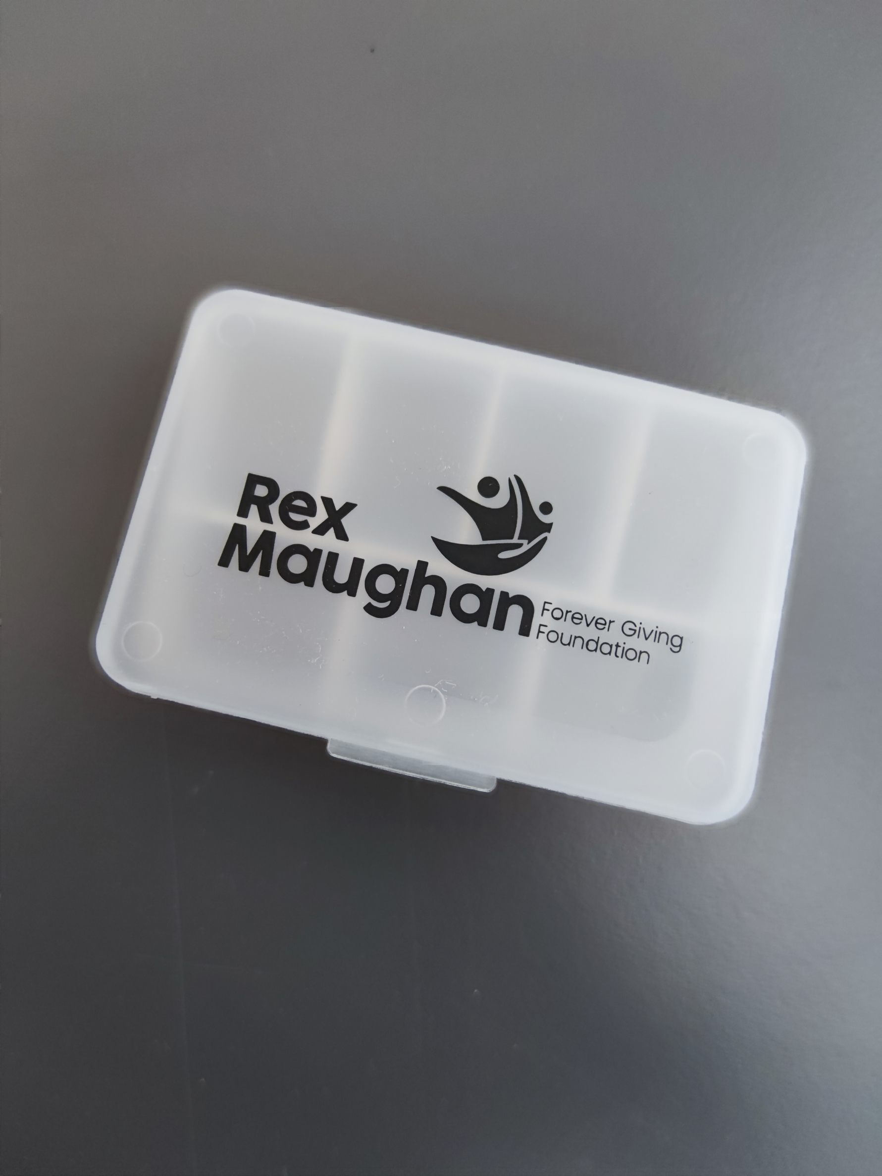 Gyógyszertartó Rex Maughan-FG Foundation